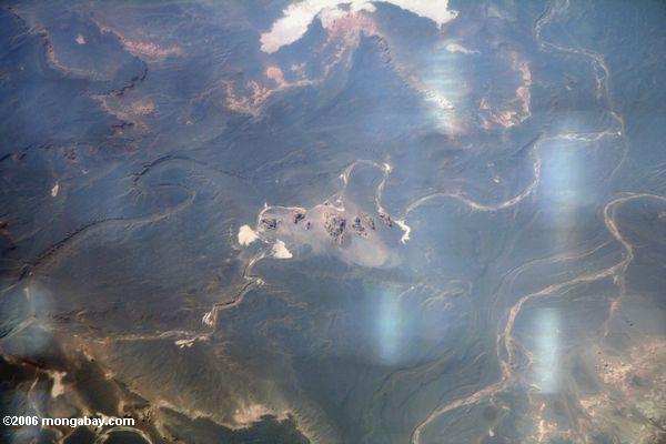 Аэрофотоснимок пустынной скале формирований в западной части Китая