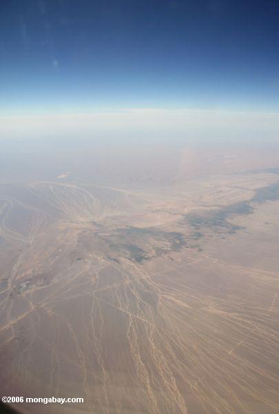 Trockene Nebenflüsse in der Wüste von Westchina