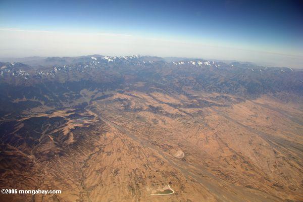 ウルムチ近くの山々の飛行機からの眺め