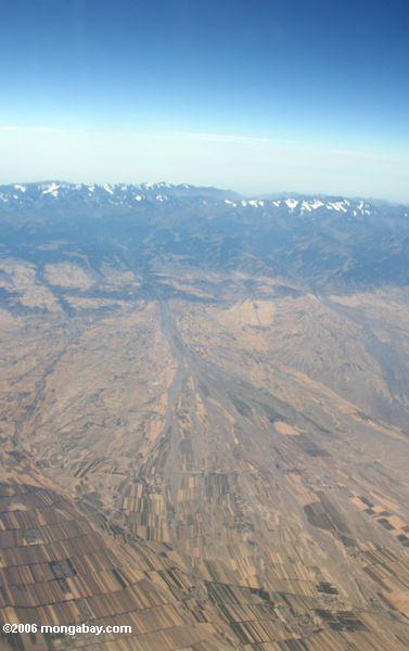 Аэрофотоснимок гор и сельскохозяйственных полей в западном Китае