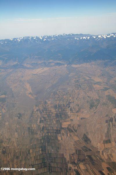 Flugzeugansicht von landwirtschaftlichem fängt und Berge nahe Urumqi in Westchina