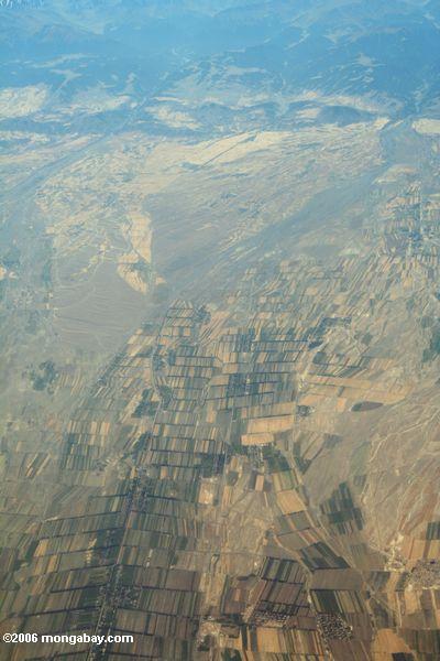 ウルムチ近くの山や農業分野の飛行機を表示