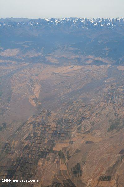Flugzeugansicht der Berge und landwirtschaftliches fängt in Westchina