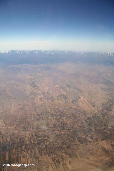 Flugzeugansicht von landwirtschaftlichem fängt und Berge in Westchina