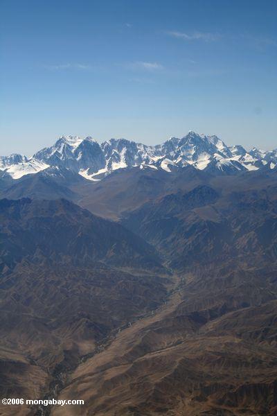 воздушные мнению заснеженные горы возле bodge Фэн пика в западной части Китая
