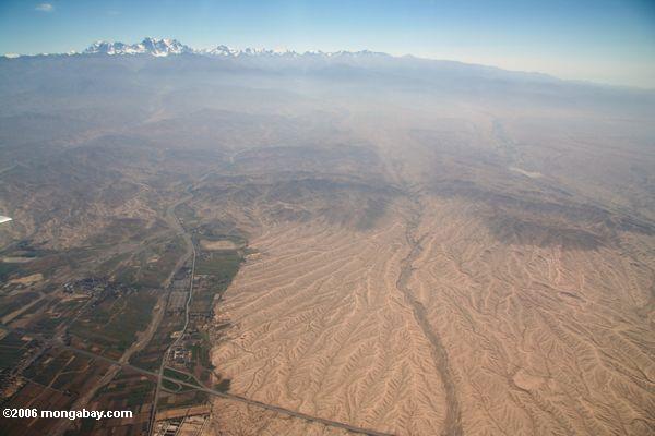 Luftaufnahme des Randgebiets von Urumqi mit Bodge Feng Spitze im Hintergrund
