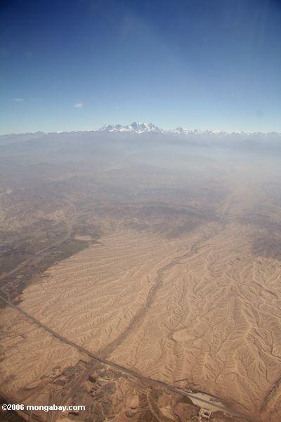 Luftaufnahme der trockenen abgefressenen Landschaft nahe Urumqi in Westchina