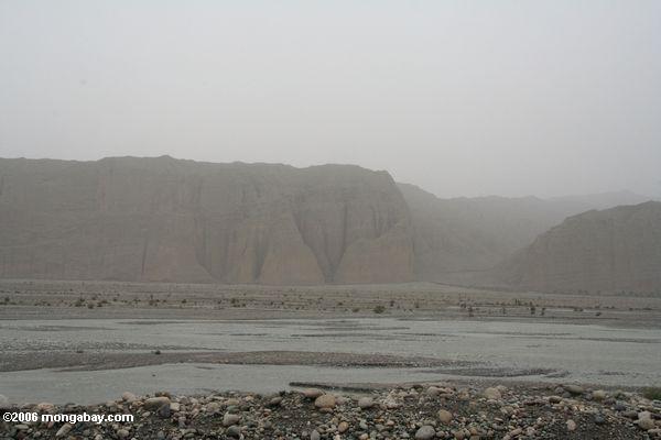 песчаных скалах вдоль Каракорум шоссе, ведущего к Пакистану