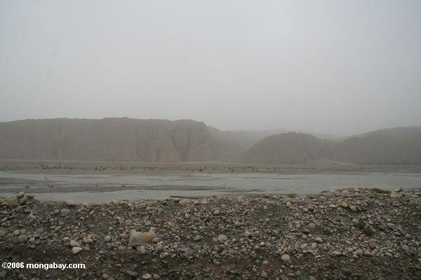 песчаных скалах вдоль шоссе Каракорум