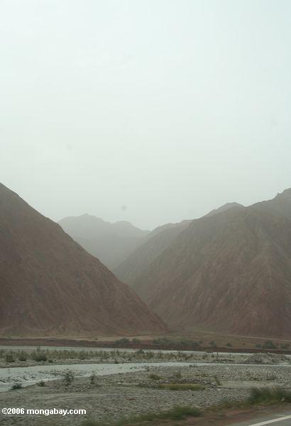 красноватые горы вдоль шоссе karahoram