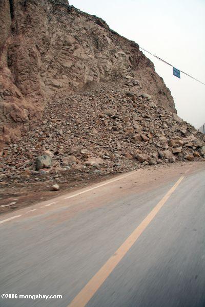 rockslide по всему шоссе Каракорума в Китае