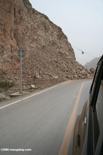 rockslide по всему шоссе Каракорума в Китае