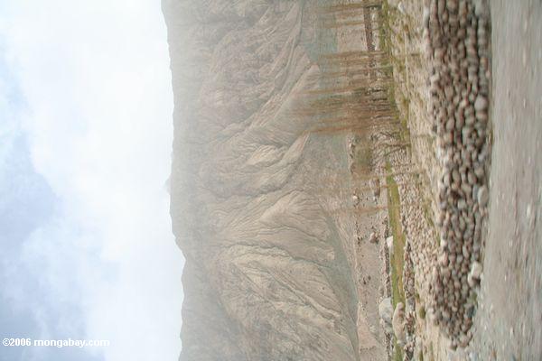 Felsige Berge entlang der Karakoram Landstraße in Westchina