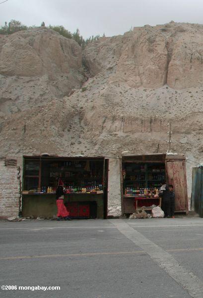 Straßenrand klemmt nahe einem PaßAbfertigungsschalter auf der Karakoram Landstraße