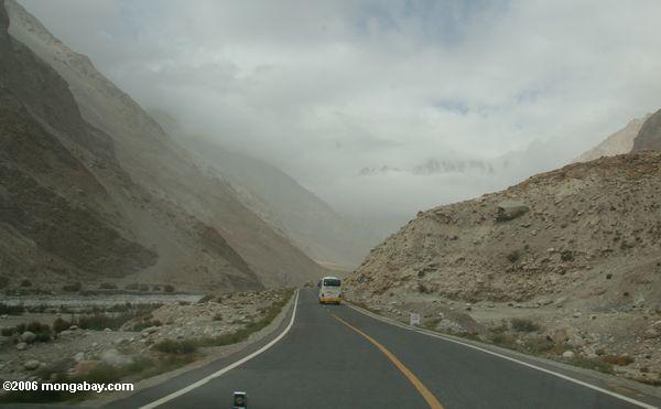 Bus auf der Karakoram Landstraße