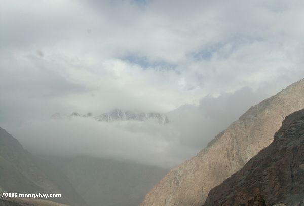 Eisige Berge, die durch die Wolken Xinjiang