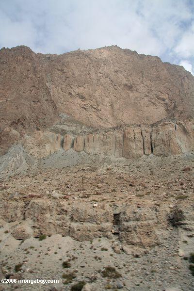 Felsiges Gelände entlang der Karakorum Landstraße