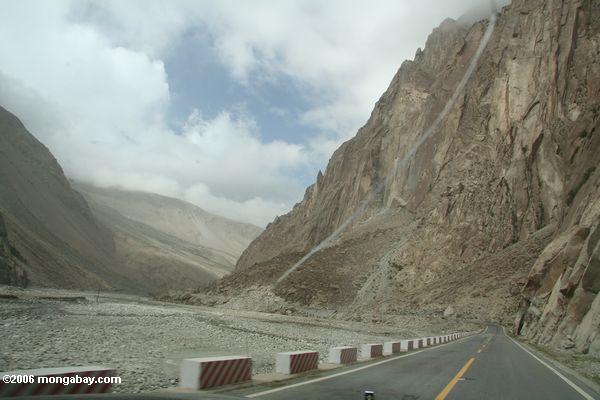 Karakoram Landstraße, wie durch eine gebrochene Windschutzscheibe Xinjiang