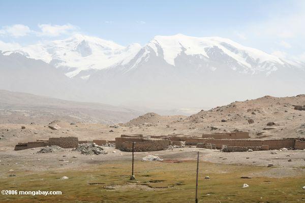 глинобитных хижин в горах Памира