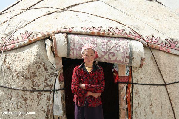 Uighurfrau vor ihrem yurt