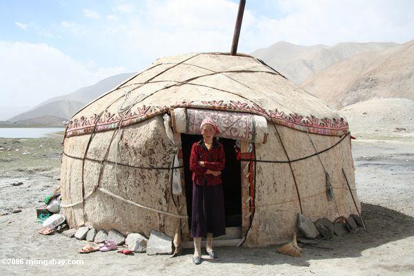 Uighurfrau vor ihrem See Karakul yurt
