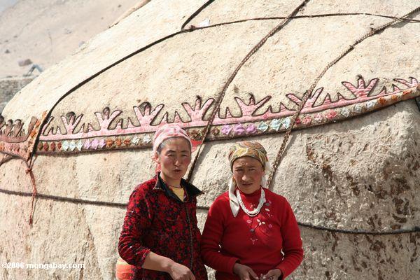 Uighurfrauen, die vor ihrem traditionellen yurt Xinjiang