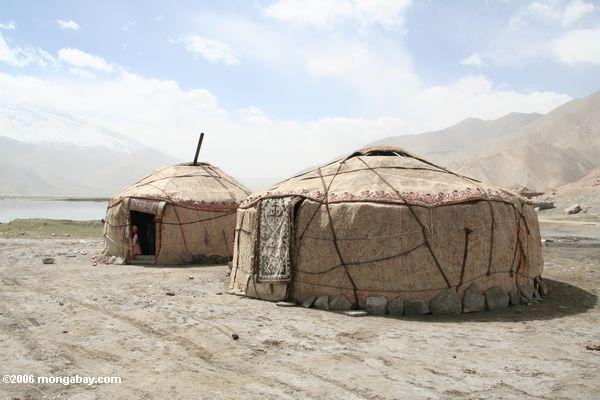 Yurts auf dem Ufer von See Karakol