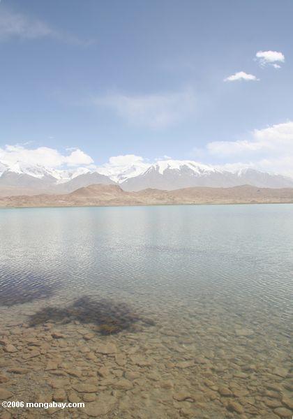 вершины окружающих озеро karakal