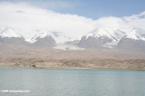 Spitzen, die Karakal See Xinjiang