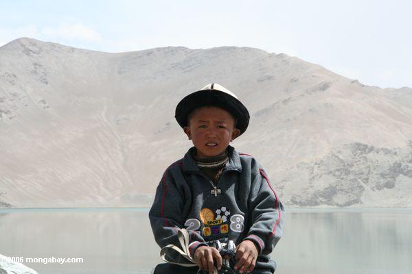 Kyrgyz Junge auf zu Pferde