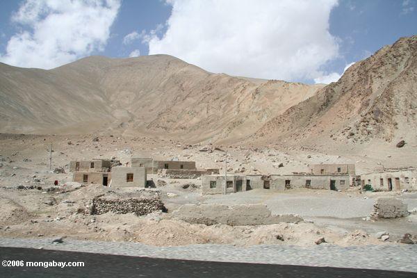 Ziegelsteinregelung entlang der Karakoram Landstraße