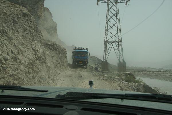 грузовик barrelling вниз на нас в западной части Китая