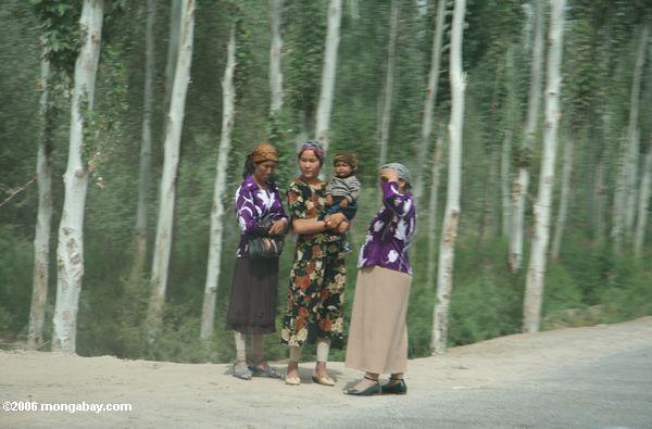 Frauen, die entlang der Straße in Kusrap Xinjiang