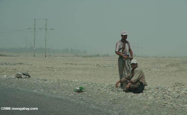 Männer auf Straßenrand in einer chinesischen Wüste