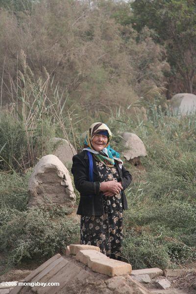 Женщина на могиле yarkand царей в yarkand