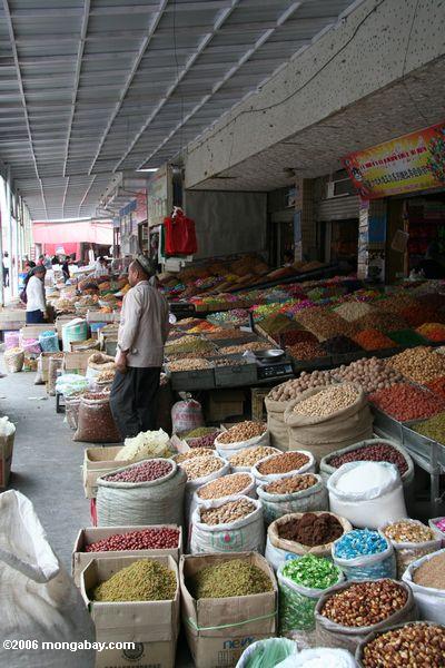 предметы для продажи на центральном базаре в Кашгаре