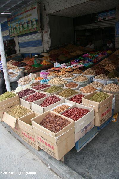 Waren für Verkauf am zentralen Basar in Kashgar
