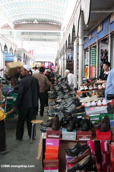 Sapatas no bazarre de Kashgar