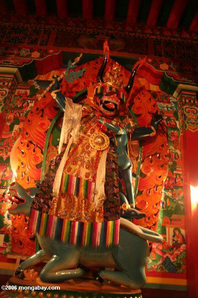 Buddhistische Statue innerhalb des Sumtsanlang monsatery