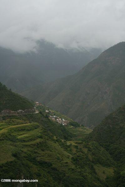 высокий высота деревню, в верхнем течении Янцзы речной долины
