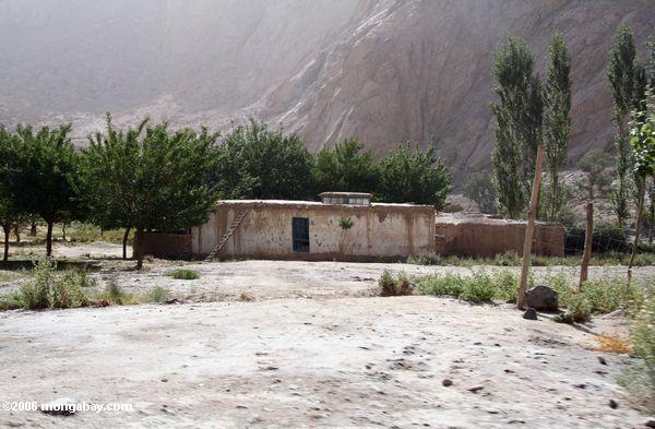 Chinesisch-konstruiertes Haus in der Tajik Region von Xinjiang, China