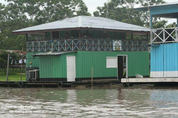 Sich hin- und herbewegende Häuser entlang dem Amazonas nahe Leticia