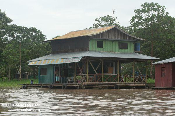 Sich hin- und herbewegende Häuser entlang dem Amazonas nahe Leticia