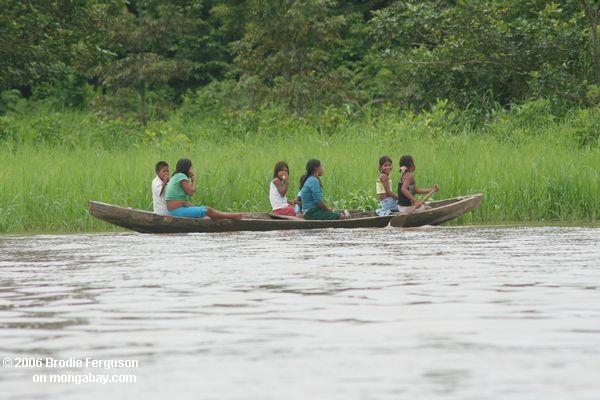 Gruppe Amerindian Mädchen in einem Dugout-Kanu auf dem Amazonas Fluß