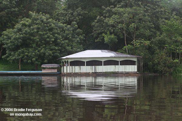 Weißes houseboat in Amazonas
