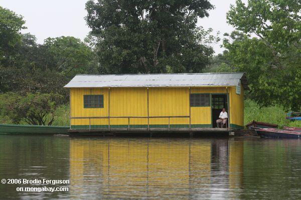 Gelbes sich hin- und herbewegendes Haus im Amazonas