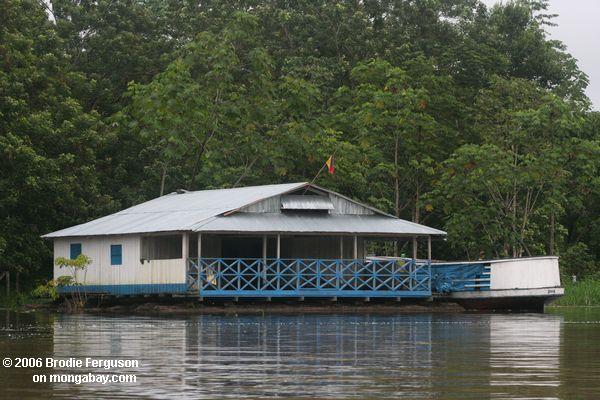 Amazonas sich hin- und herbewegendes Haus