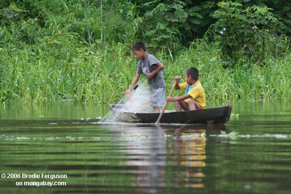 Amazonas Kinder, die ein fischendes Netz Leticia-Amazonas