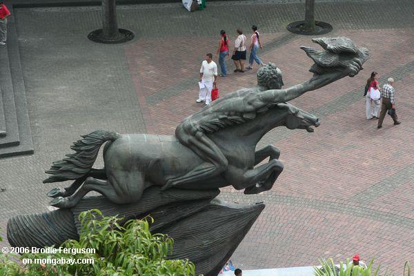 Blanke Simon Bolivar Statue in der zentralen Piazza von Pereira