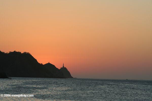 Sonnenuntergang über dem karibischen Meer am Taganga Leuchtturm
